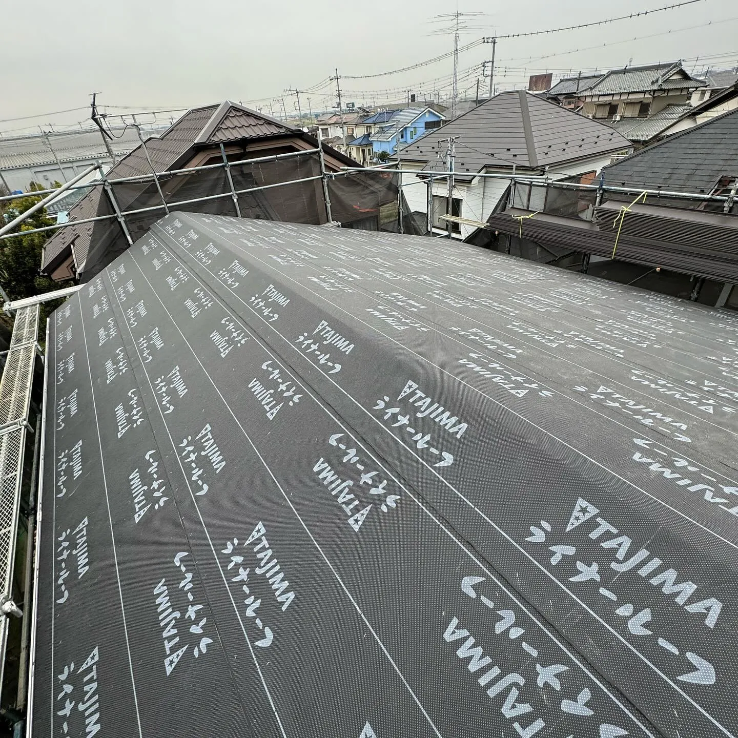 築2年で屋根の隙間から雨水が垂れてくるとのご依頼でした。