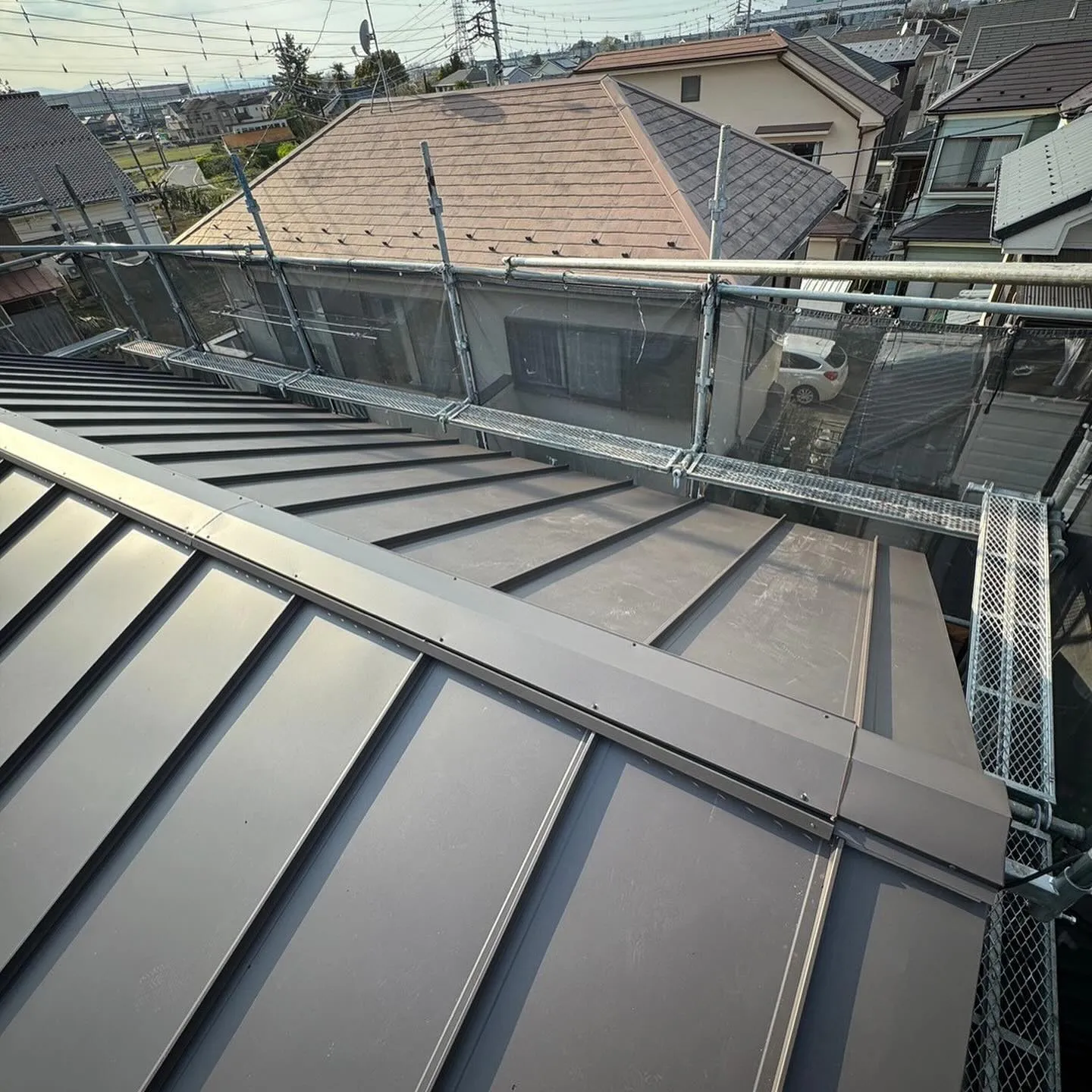 築2年で屋根の隙間から雨水が垂れてくるとのご依頼でした。